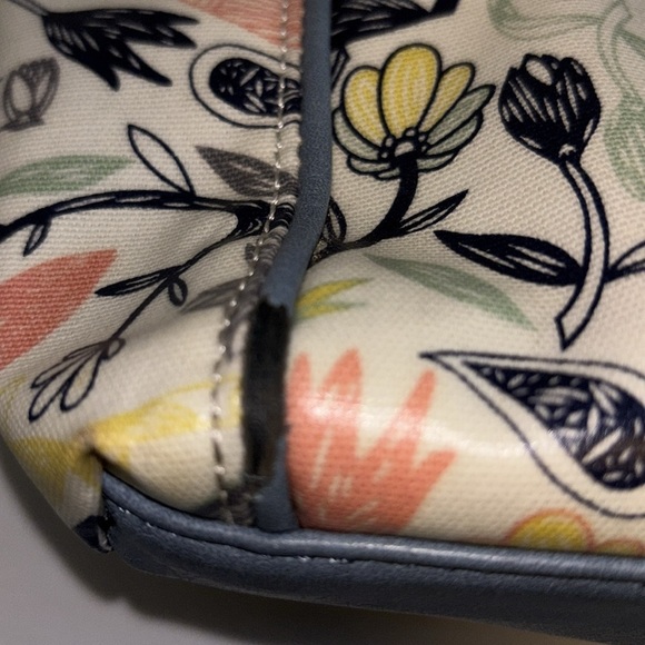 SAKROOTS LIGHT BLUE FLORAL AND BIRD TOTE VYNYL MATERIAL CREAM BREAM BACKGROUND - Picture 13 of 16